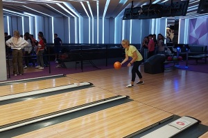 2023-09-26_dzien_chlopaka_z_bowlingiem_w_tle_03