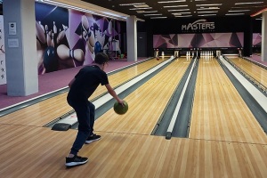 2023-09-26_dzien_chlopaka_z_bowlingiem_w_tle_05